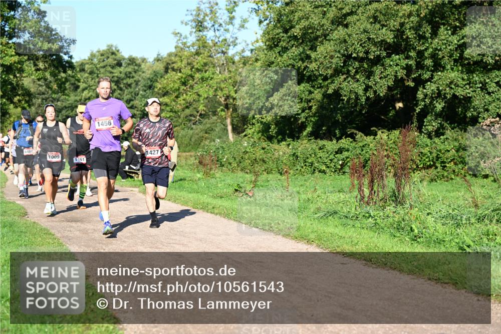 27.09.2026 - 35. Volkslauf durch das schöne Alstertal Dr. Thomas Lammeyer http://msf.ph/oto/10561543 27.09.2026 10:05:02 Laufen 1456, 1487, 1009, 1461, 1427 meine-sportfotos.de