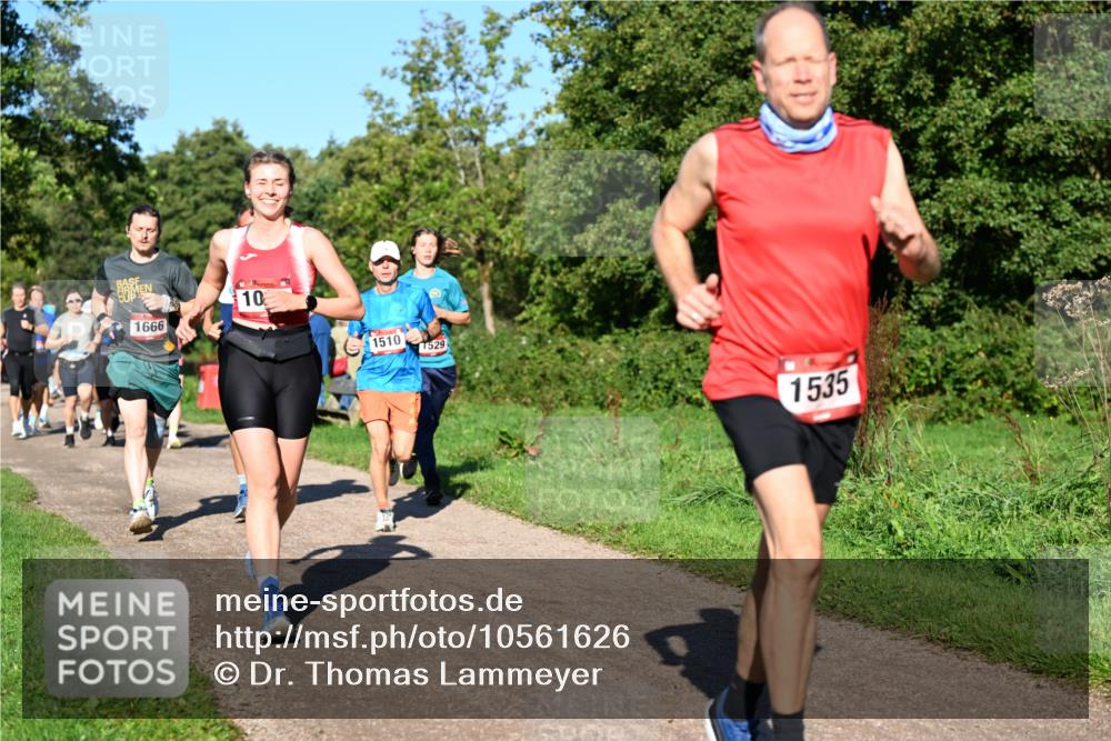27.09.2026 - 35. Volkslauf durch das schöne Alstertal Dr. Thomas Lammeyer http://msf.ph/oto/10561626 27.09.2026 10:05:16 Laufen 10, 1666, 1510, 1529, 1535 meine-sportfotos.de