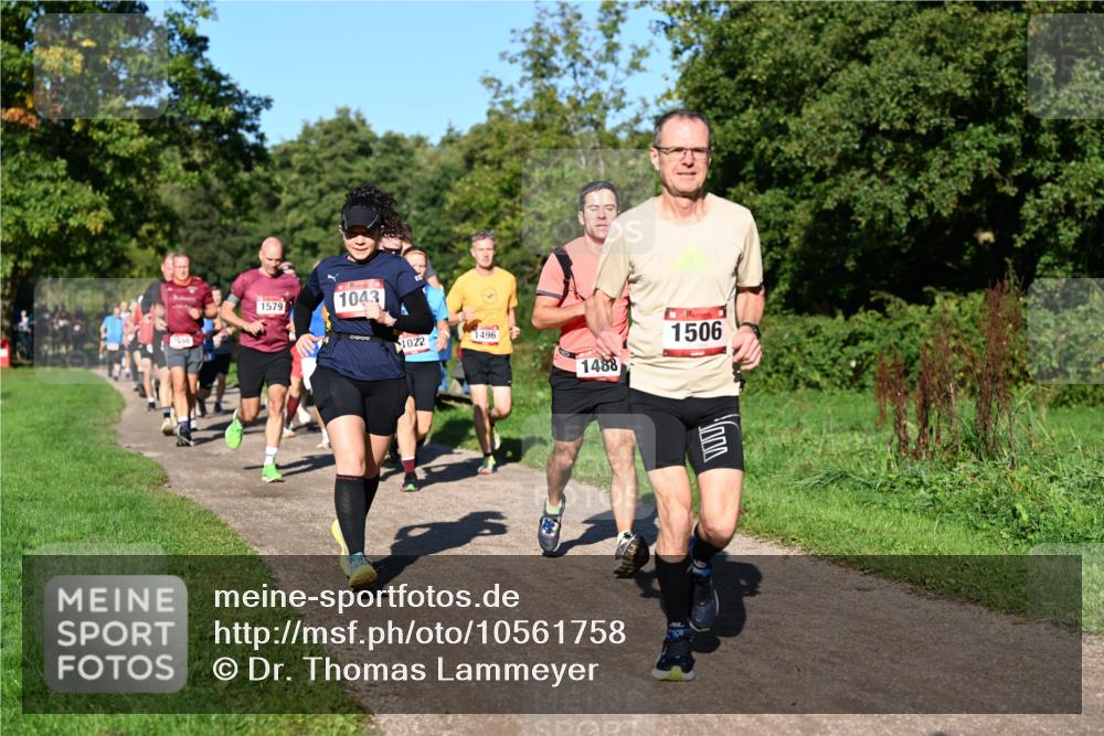 27.09.2026 - 35. Volkslauf durch das schöne Alstertal Dr. Thomas Lammeyer http://msf.ph/oto/10561758 27.09.2026 10:05:44 Laufen 1579, 1043, 1022, 1496, 1488, 1506, 3 meine-sportfotos.de