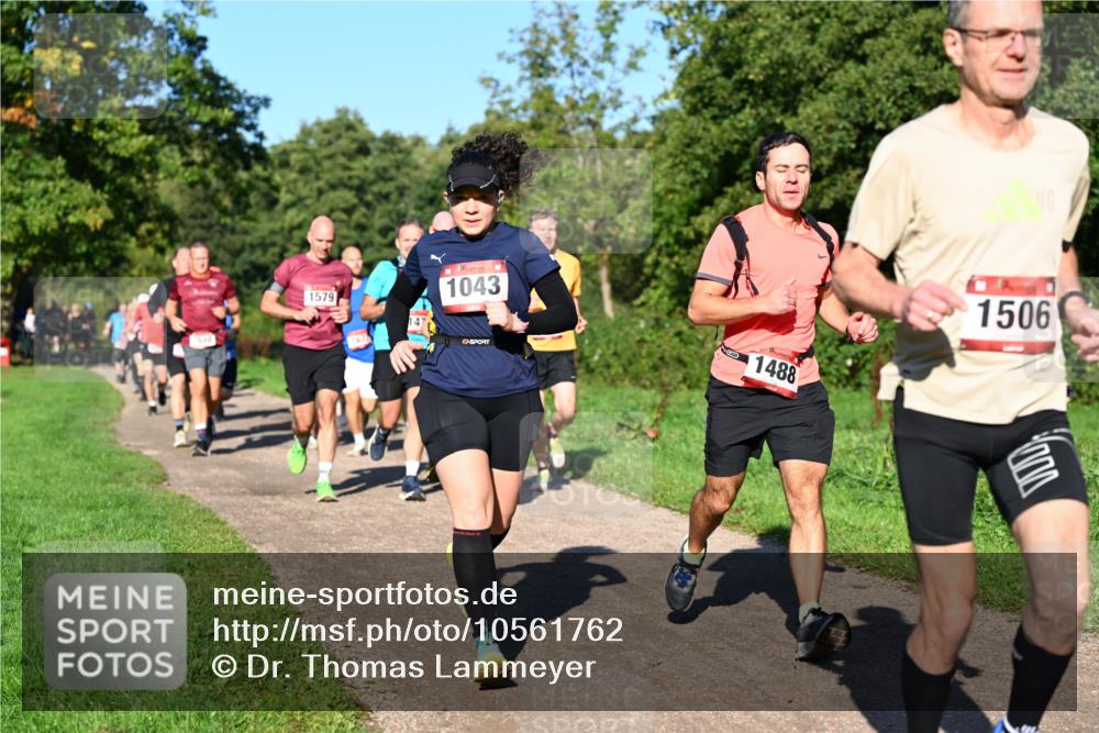 27.09.2026 - 35. Volkslauf durch das schöne Alstertal Dr. Thomas Lammeyer http://msf.ph/oto/10561762 27.09.2026 10:05:45 Laufen 1579, 1043, 00, 1488, 1506 meine-sportfotos.de
