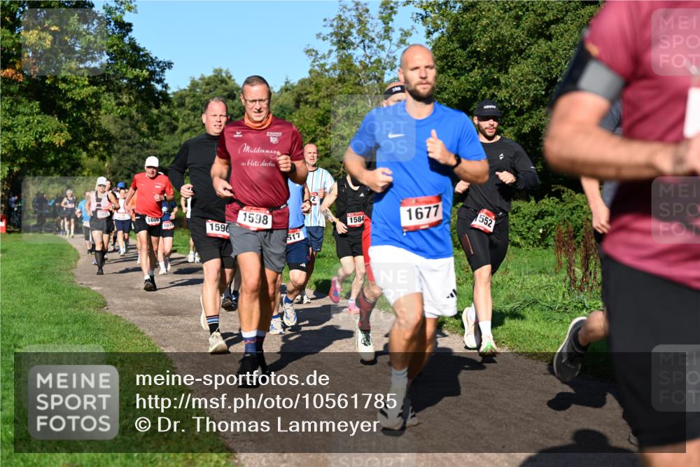 27.09.2026 - 35. Volkslauf durch das schöne Alstertal Dr. Thomas Lammeyer http://msf.ph/oto/10561785 27.09.2026 10:05:48 Laufen 1608, 19, 1598, 1584, 1033, 1596, 517, 1677, 552 meine-sportfotos.de