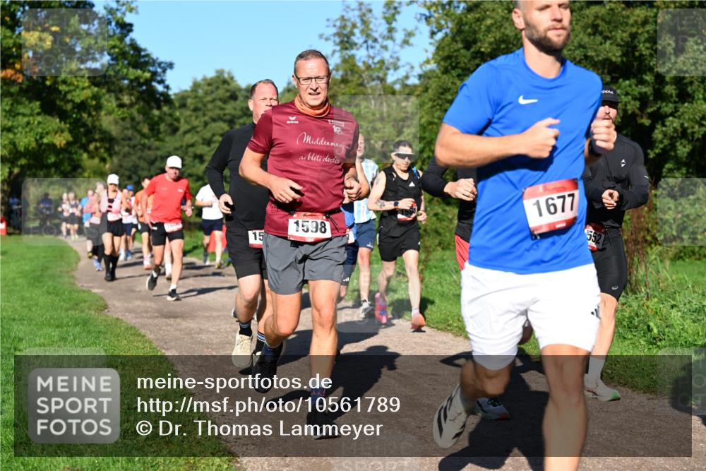 27.09.2026 - 35. Volkslauf durch das schöne Alstertal Dr. Thomas Lammeyer http://msf.ph/oto/10561789 27.09.2026 10:05:49 Laufen 19, 1598, 15, 1677 meine-sportfotos.de