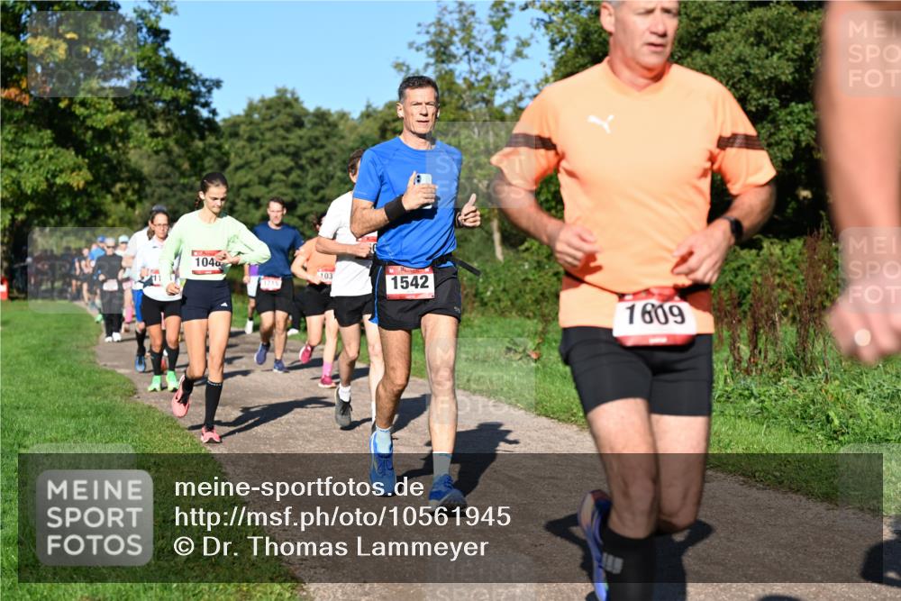 27.09.2026 - 35. Volkslauf durch das schöne Alstertal Dr. Thomas Lammeyer http://msf.ph/oto/10561945 27.09.2026 10:06:14 Laufen 1040, 103, 1542, 1609 meine-sportfotos.de
