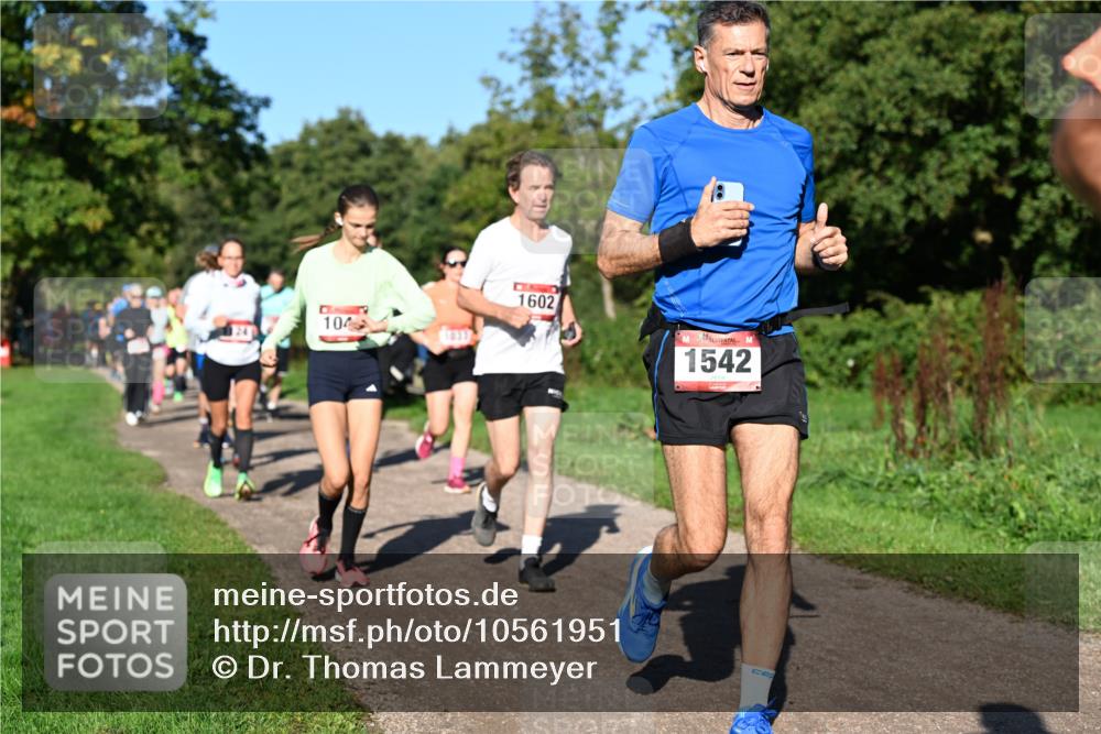 27.09.2026 - 35. Volkslauf durch das schöne Alstertal Dr. Thomas Lammeyer http://msf.ph/oto/10561951 27.09.2026 10:06:15 Laufen 104, 1602, 1542 meine-sportfotos.de