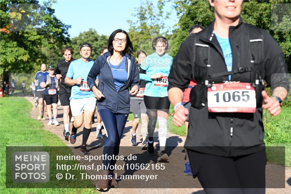 27.09.2026 - 35. Volkslauf durch das schöne Alstertal Dr. Thomas Lammeyer http://msf.ph/oto/10562165 27.09.2026 10:06:55 Laufen 1104, 07, 1042, 1065 meine-sportfotos.de