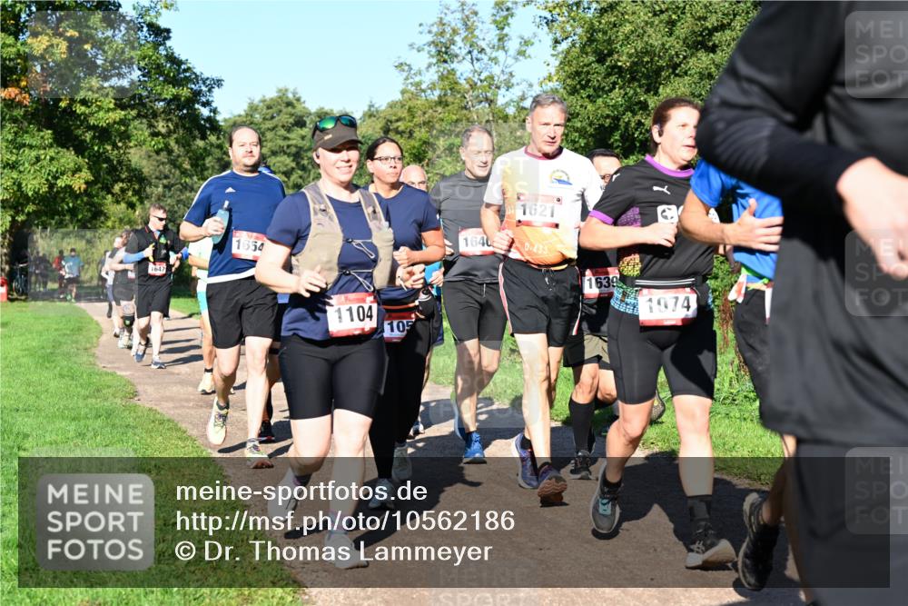 27.09.2026 - 35. Volkslauf durch das schöne Alstertal Dr. Thomas Lammeyer http://msf.ph/oto/10562186 27.09.2026 10:06:59 Laufen 1654, 1104, 10, 18, 1640, 433, 1639, 1974 meine-sportfotos.de