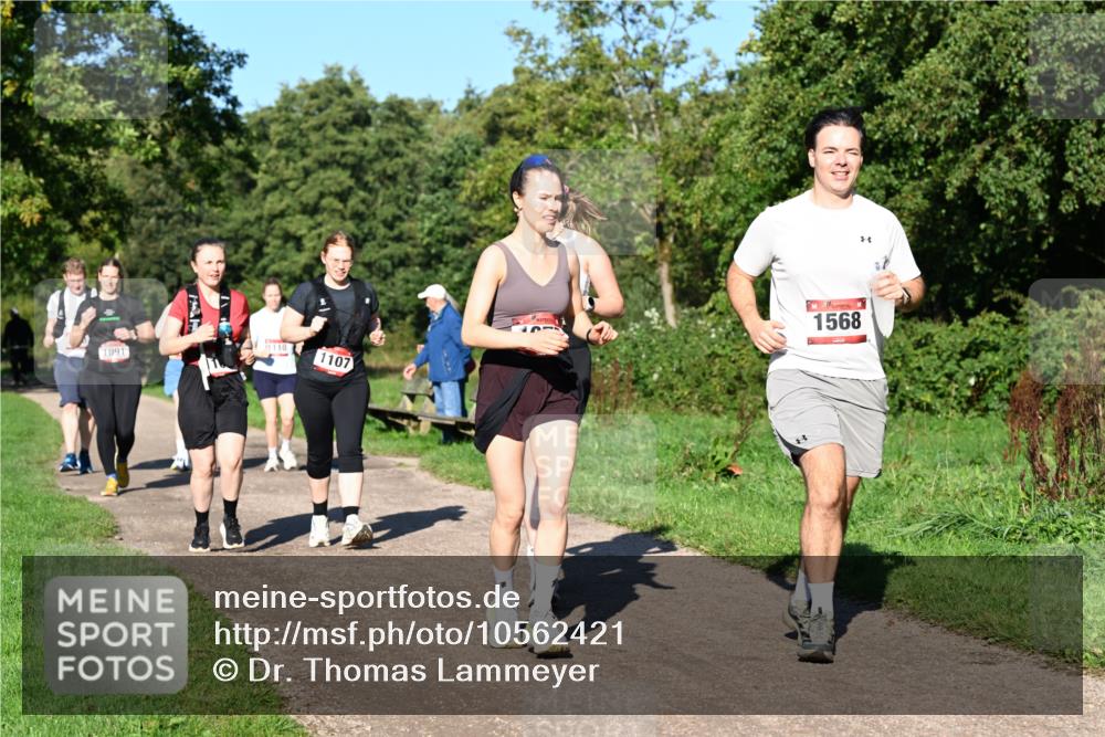 27.09.2026 - 35. Volkslauf durch das schöne Alstertal Dr. Thomas Lammeyer http://msf.ph/oto/10562421 27.09.2026 10:08:15 Laufen 1091, 1110, 1107, 1568 meine-sportfotos.de