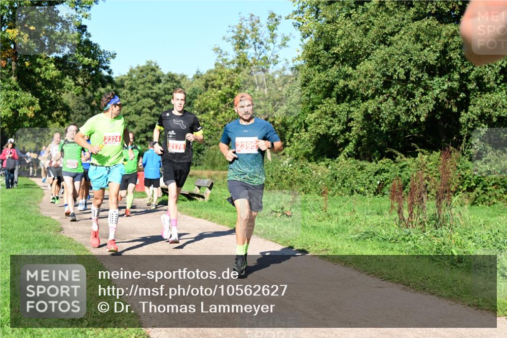27.09.2026 - 35. Volkslauf durch das schöne Alstertal Dr. Thomas Lammeyer http://msf.ph/oto/10562627 27.09.2026 10:24:18 Laufen 0472, 2324, 2178, 2395 meine-sportfotos.de
