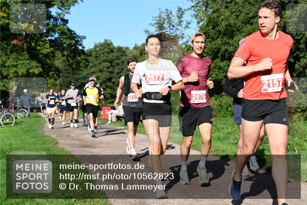27.09.2026 - 35. Volkslauf durch das schöne Alstertal Dr. Thomas Lammeyer http://msf.ph/oto/10562823 27.09.2026 10:24:56 Laufen 2402, 211, 2977, 195, 2976, 2157 meine-sportfotos.de