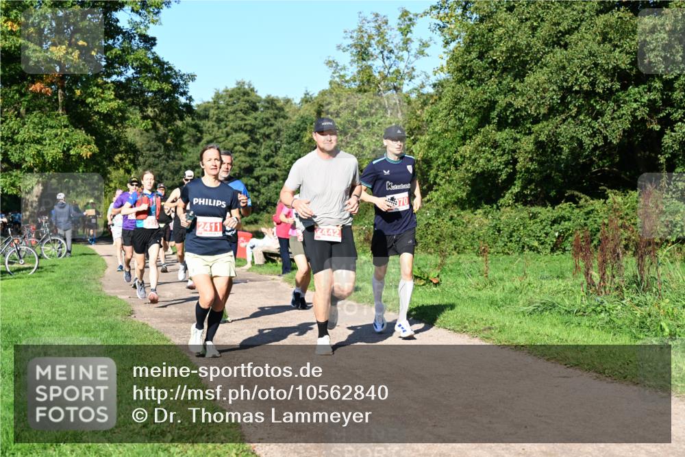 27.09.2026 - 35. Volkslauf durch das schöne Alstertal Dr. Thomas Lammeyer http://msf.ph/oto/10562840 27.09.2026 10:25:01 Laufen 2411, 2442, 70 meine-sportfotos.de