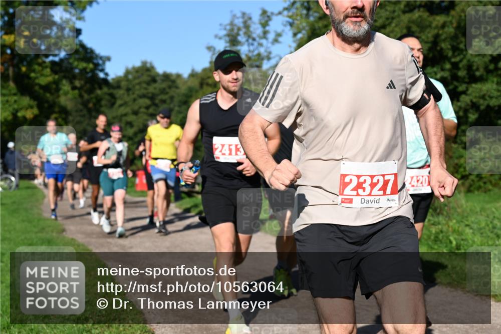 27.09.2026 - 35. Volkslauf durch das schöne Alstertal Dr. Thomas Lammeyer http://msf.ph/oto/10563064 27.09.2026 10:25:47 Laufen 2413, 2327, 2420 meine-sportfotos.de