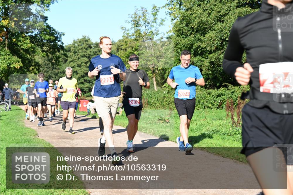 27.09.2026 - 35. Volkslauf durch das schöne Alstertal Dr. Thomas Lammeyer http://msf.ph/oto/10563319 27.09.2026 10:26:32 Laufen 210, 2386, 2094, 2402, 2074, 34 meine-sportfotos.de