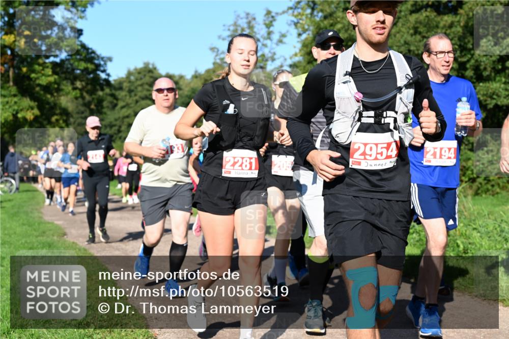 27.09.2026 - 35. Volkslauf durch das schöne Alstertal Dr. Thomas Lammeyer http://msf.ph/oto/10563519 27.09.2026 10:27:05 Laufen 2281, 205, 2954, 2194 meine-sportfotos.de