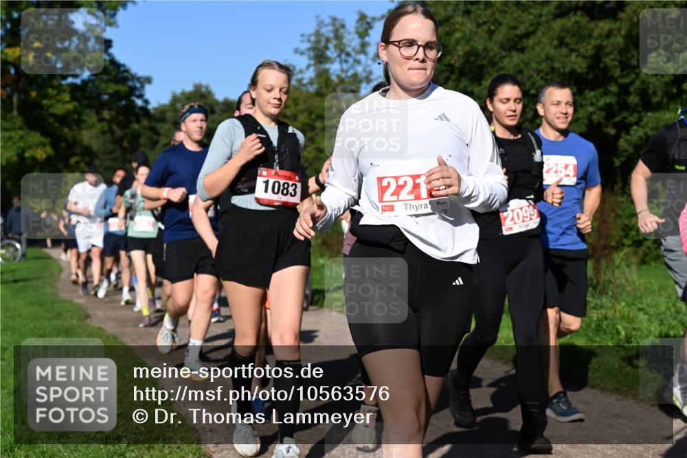 27.09.2026 - 35. Volkslauf durch das schöne Alstertal Dr. Thomas Lammeyer http://msf.ph/oto/10563576 27.09.2026 10:27:15 Laufen 1083, 2212, 2095, 254 meine-sportfotos.de