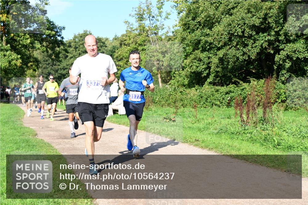 27.09.2026 - 35. Volkslauf durch das schöne Alstertal Dr. Thomas Lammeyer http://msf.ph/oto/10564237 27.09.2026 10:34:44 Laufen 3242, 3375, 3177 meine-sportfotos.de