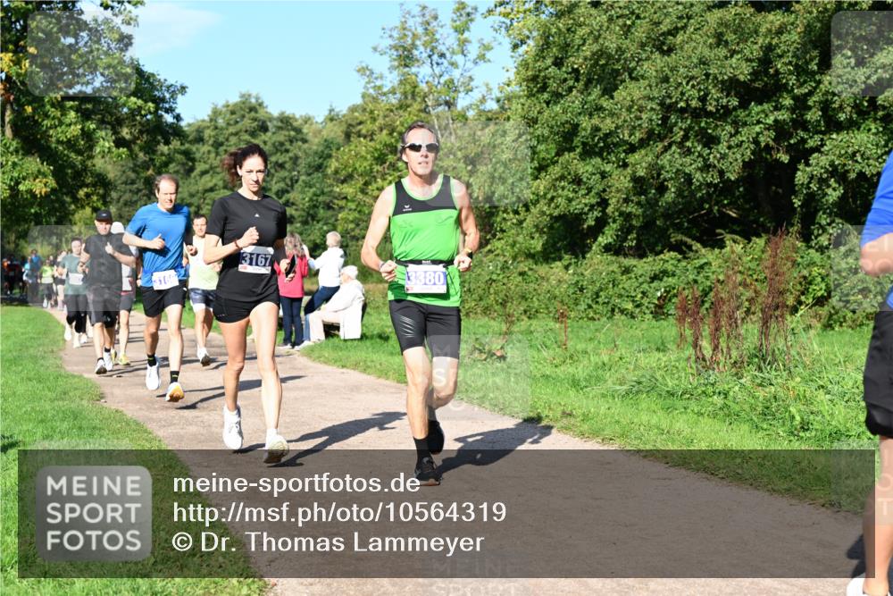 27.09.2026 - 35. Volkslauf durch das schöne Alstertal Dr. Thomas Lammeyer http://msf.ph/oto/10564319 27.09.2026 10:34:56 Laufen 3167, 3166, 3380 meine-sportfotos.de