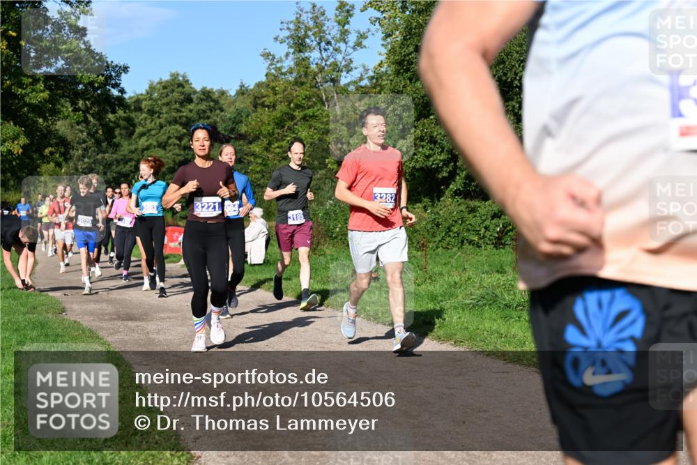 27.09.2026 - 35. Volkslauf durch das schöne Alstertal Dr. Thomas Lammeyer http://msf.ph/oto/10564506 27.09.2026 10:35:27 Laufen 3025, 3221, 064, 3282, 3185 meine-sportfotos.de