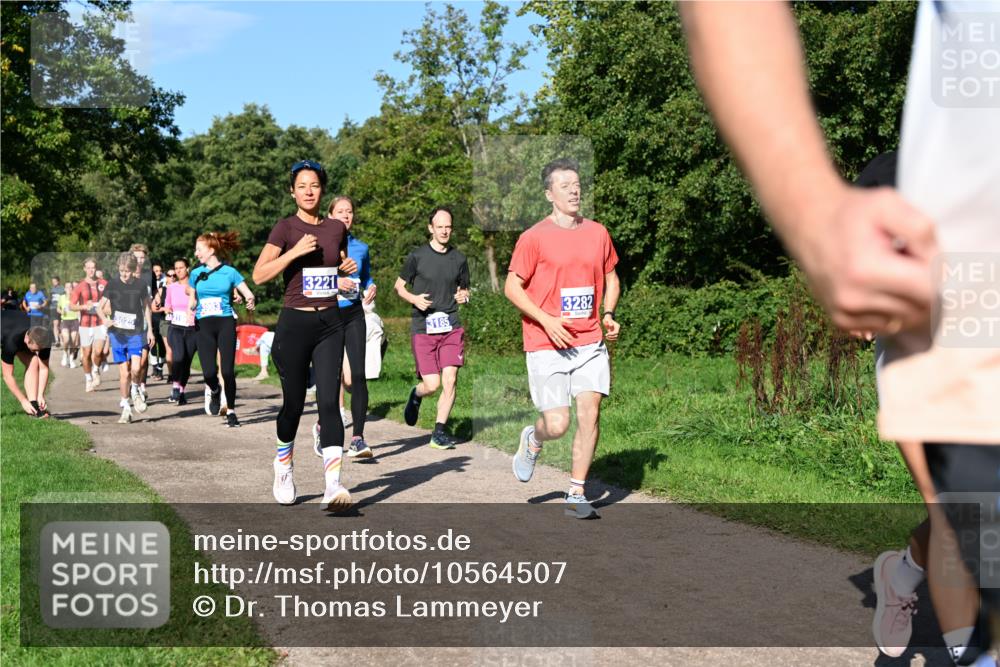 27.09.2026 - 35. Volkslauf durch das schöne Alstertal Dr. Thomas Lammeyer http://msf.ph/oto/10564507 27.09.2026 10:35:27 Laufen 3025, 3221, 3185, 3282 meine-sportfotos.de