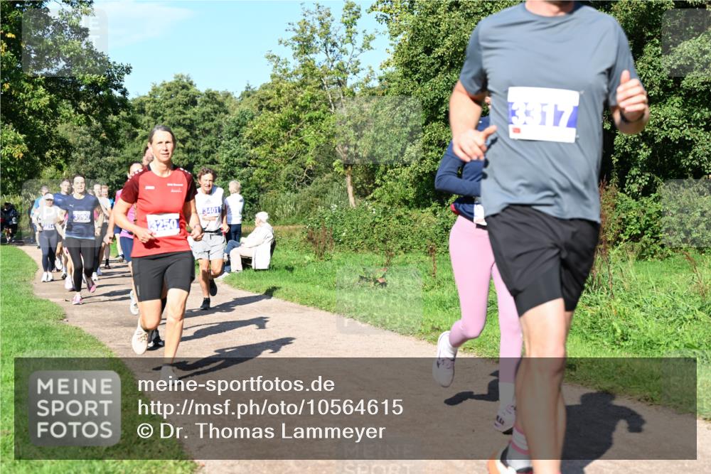 27.09.2026 - 35. Volkslauf durch das schöne Alstertal Dr. Thomas Lammeyer http://msf.ph/oto/10564615 27.09.2026 10:35:43 Laufen 3990, 3401, 3317 meine-sportfotos.de