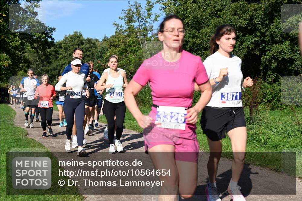 27.09.2026 - 35. Volkslauf durch das schöne Alstertal Dr. Thomas Lammeyer http://msf.ph/oto/10564654 27.09.2026 10:35:48 Laufen 3956, 3263, 3359, 3214, 3951, 3326, 3971 meine-sportfotos.de