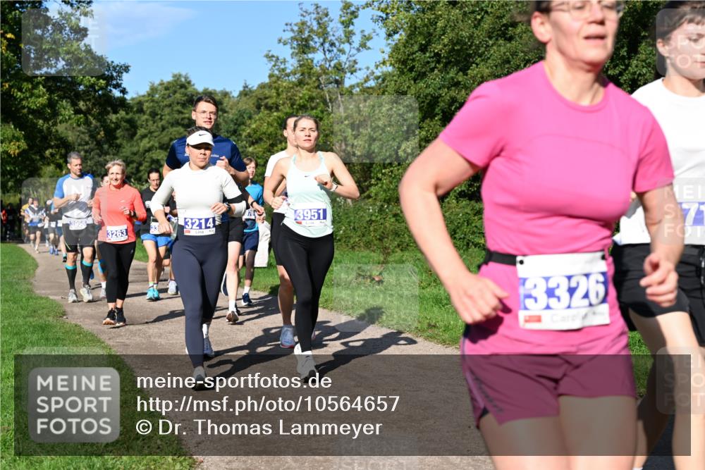 27.09.2026 - 35. Volkslauf durch das schöne Alstertal Dr. Thomas Lammeyer http://msf.ph/oto/10564657 27.09.2026 10:35:49 Laufen 3956, 3263, 3214, 3951, 3326, 71 meine-sportfotos.de