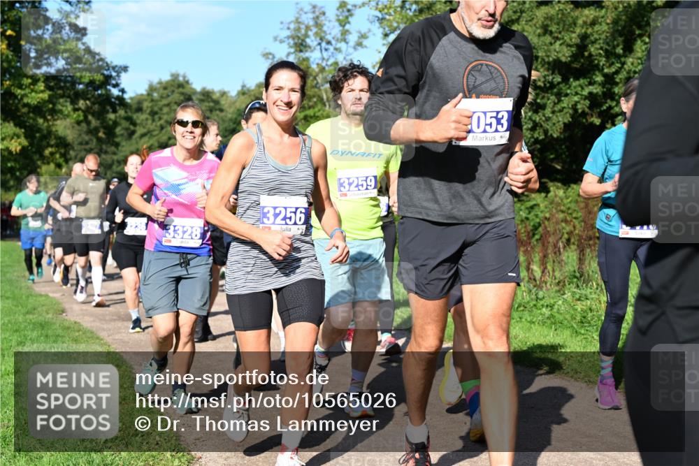 27.09.2026 - 35. Volkslauf durch das schöne Alstertal Dr. Thomas Lammeyer http://msf.ph/oto/10565026 27.09.2026 10:36:43 Laufen 3328, 13256, 3259, 053 meine-sportfotos.de