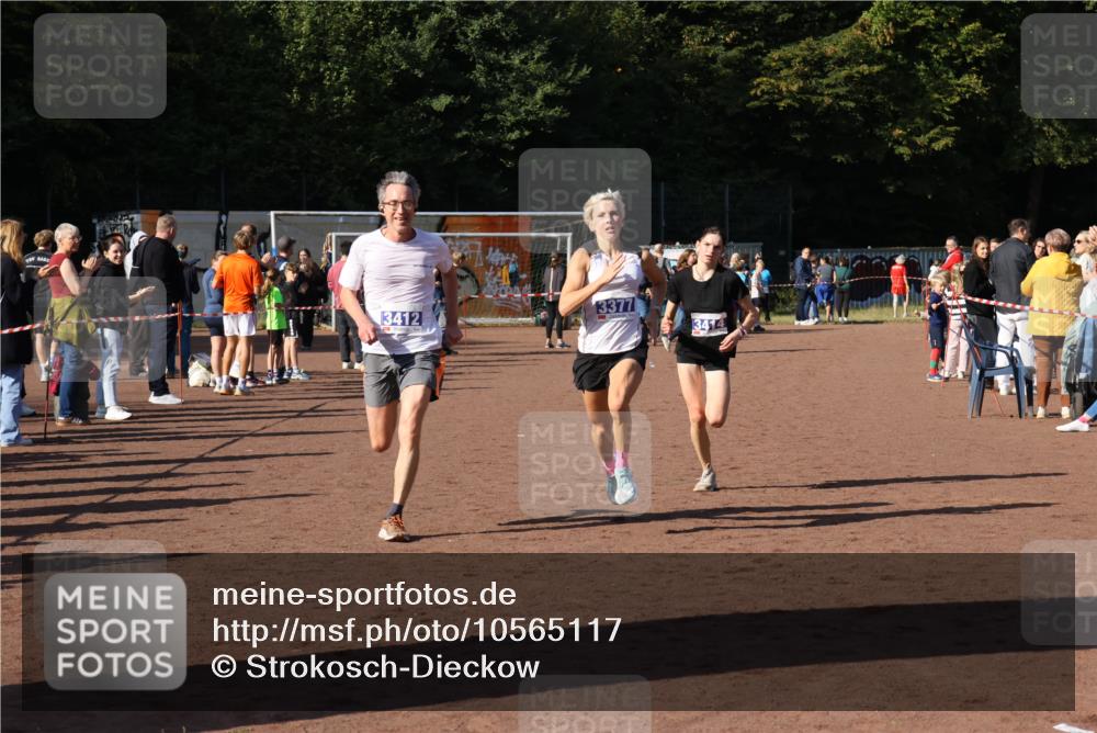 27.09.2026 - 35. Volkslauf durch das schöne Alstertal Strokosch-Dieckow http://msf.ph/oto/10565117 27.09.2026 11:12:38 Ziel 3377, 3412, 3414 meine-sportfotos.de