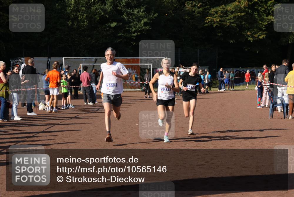 27.09.2026 - 35. Volkslauf durch das schöne Alstertal Strokosch-Dieckow http://msf.ph/oto/10565146 27.09.2026 11:12:37 Ziel 3377, 3412, 3414 meine-sportfotos.de