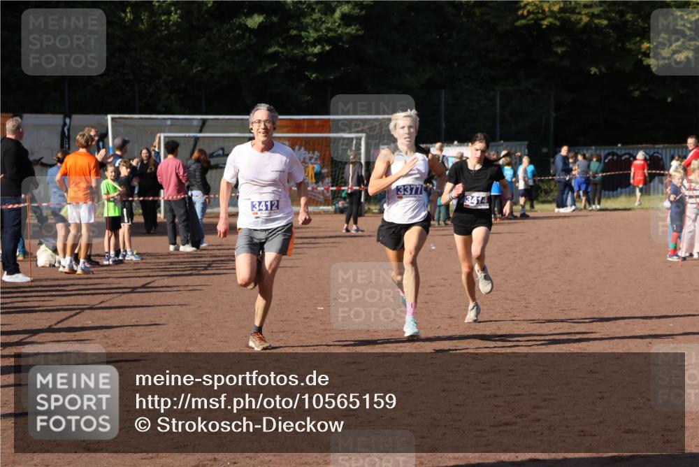 27.09.2026 - 35. Volkslauf durch das schöne Alstertal Strokosch-Dieckow http://msf.ph/oto/10565159 27.09.2026 11:12:37 Ziel 3377, 3412, 3414 meine-sportfotos.de