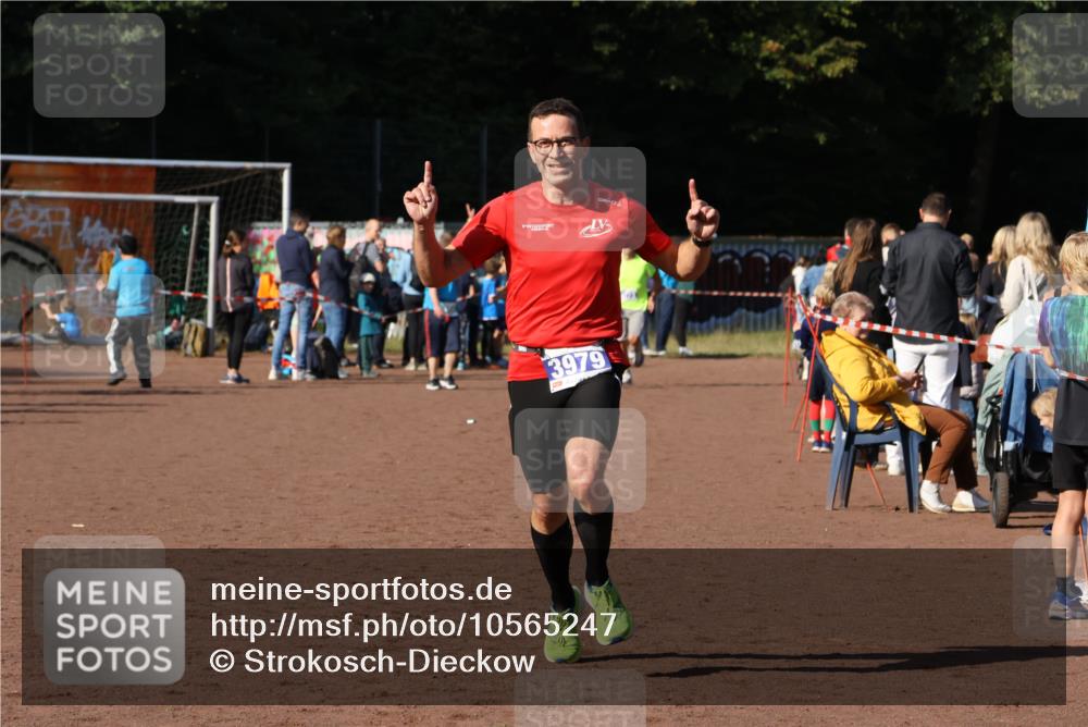 27.09.2026 - 35. Volkslauf durch das schöne Alstertal Strokosch-Dieckow http://msf.ph/oto/10565247 27.09.2026 11:12:02 Ziel 3979 meine-sportfotos.de