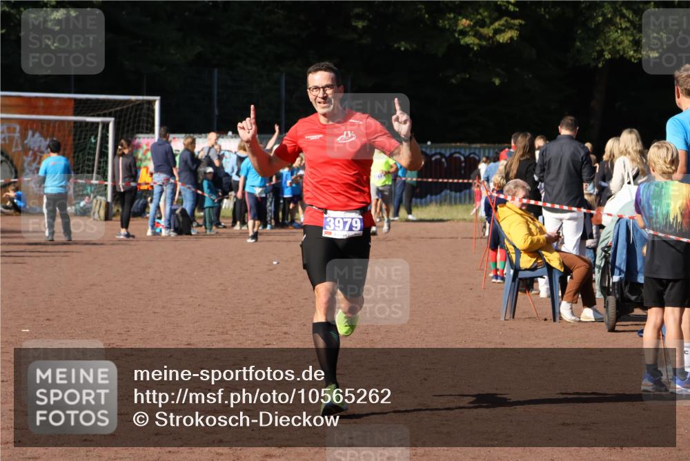 27.09.2026 - 35. Volkslauf durch das schöne Alstertal Strokosch-Dieckow http://msf.ph/oto/10565262 27.09.2026 11:12:02 Ziel 3979 meine-sportfotos.de