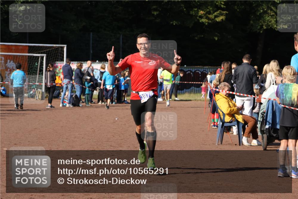 27.09.2026 - 35. Volkslauf durch das schöne Alstertal Strokosch-Dieckow http://msf.ph/oto/10565291 27.09.2026 11:12:02 Ziel 3979 meine-sportfotos.de