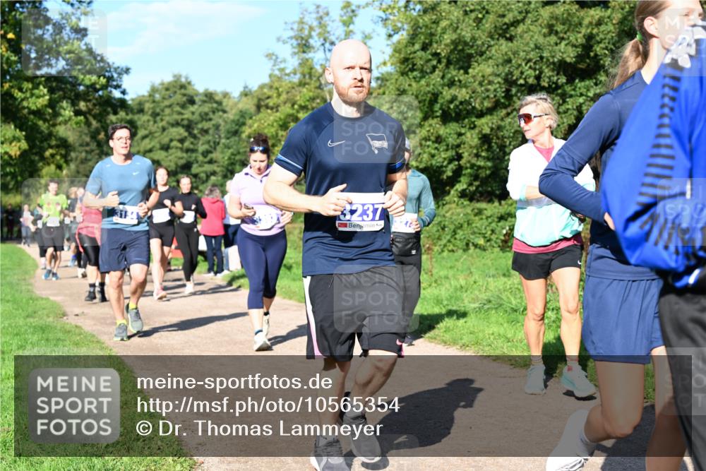 27.09.2026 - 35. Volkslauf durch das schöne Alstertal Dr. Thomas Lammeyer http://msf.ph/oto/10565354 27.09.2026 10:37:23 Laufen 3237, 123 meine-sportfotos.de