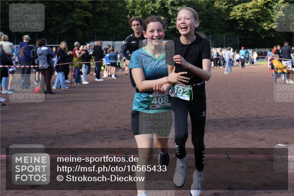 27.09.2026 - 35. Volkslauf durch das schöne Alstertal Strokosch-Dieckow http://msf.ph/oto/10565433 27.09.2026 11:10:52 Ziel 3272, 4081, 4092 meine-sportfotos.de