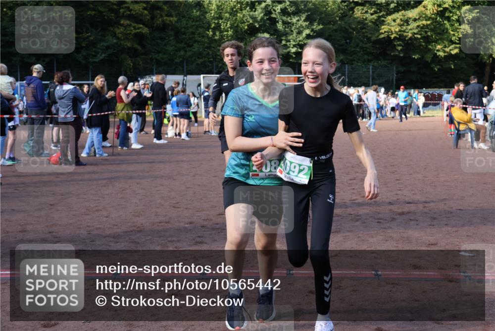 27.09.2026 - 35. Volkslauf durch das schöne Alstertal Strokosch-Dieckow http://msf.ph/oto/10565442 27.09.2026 11:10:52 Ziel 3272, 4081, 4092 meine-sportfotos.de