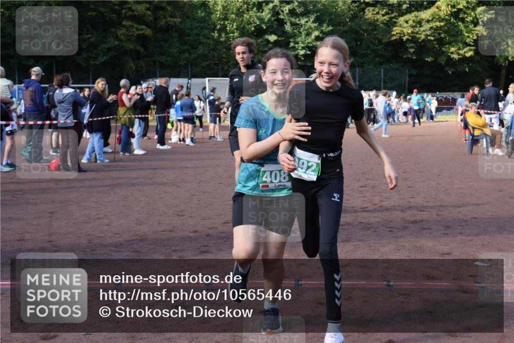 27.09.2026 - 35. Volkslauf durch das schöne Alstertal Strokosch-Dieckow http://msf.ph/oto/10565446 27.09.2026 11:10:52 Ziel 3272, 4081, 4092 meine-sportfotos.de