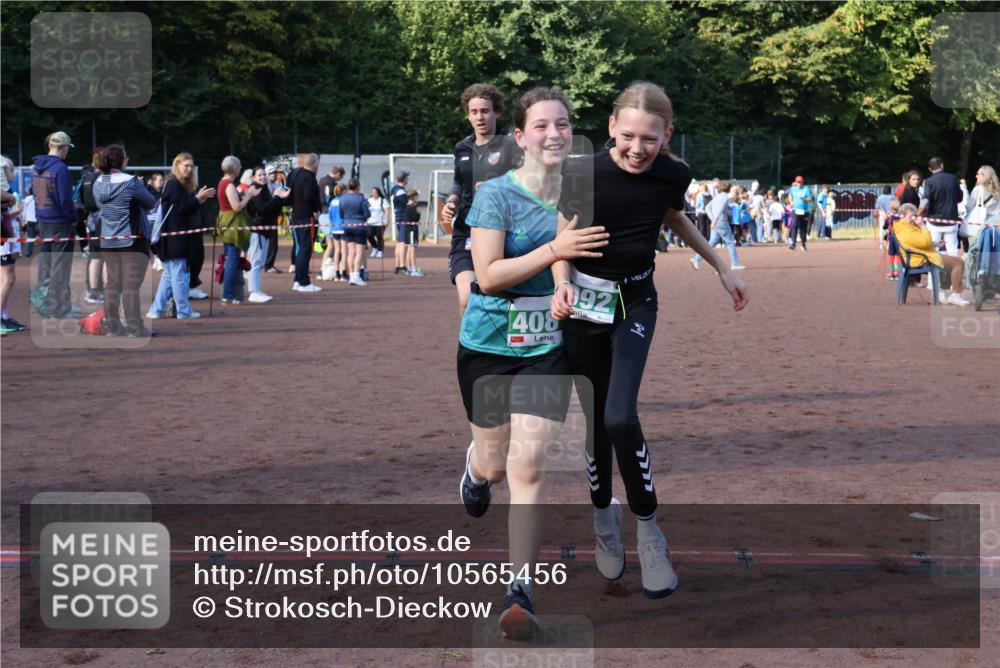 27.09.2026 - 35. Volkslauf durch das schöne Alstertal Strokosch-Dieckow http://msf.ph/oto/10565456 27.09.2026 11:10:52 Ziel 3272, 4081, 4092 meine-sportfotos.de