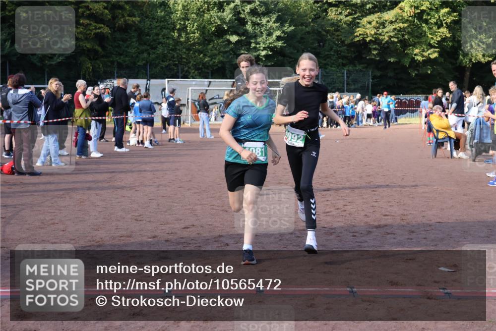 27.09.2026 - 35. Volkslauf durch das schöne Alstertal Strokosch-Dieckow http://msf.ph/oto/10565472 27.09.2026 11:10:51 Ziel 3272, 4081, 4092 meine-sportfotos.de