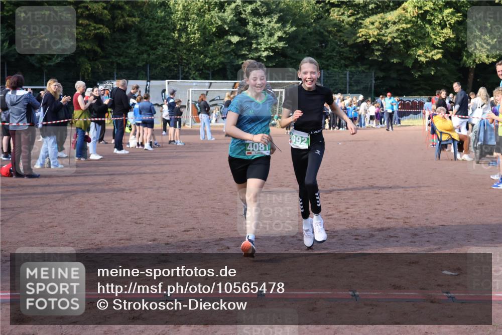 27.09.2026 - 35. Volkslauf durch das schöne Alstertal Strokosch-Dieckow http://msf.ph/oto/10565478 27.09.2026 11:10:51 Ziel 3272, 4081, 4092 meine-sportfotos.de