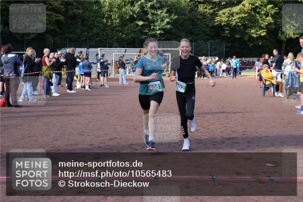 27.09.2026 - 35. Volkslauf durch das schöne Alstertal Strokosch-Dieckow http://msf.ph/oto/10565483 27.09.2026 11:10:51 Ziel 3272, 4081, 4092 meine-sportfotos.de