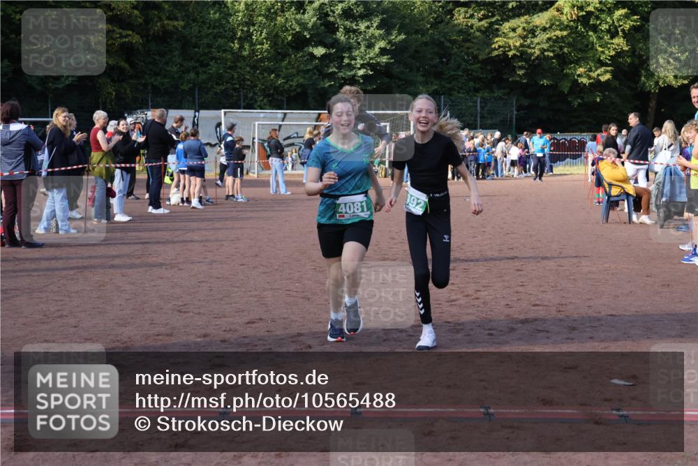 27.09.2026 - 35. Volkslauf durch das schöne Alstertal Strokosch-Dieckow http://msf.ph/oto/10565488 27.09.2026 11:10:51 Ziel 3272, 4081, 4092 meine-sportfotos.de