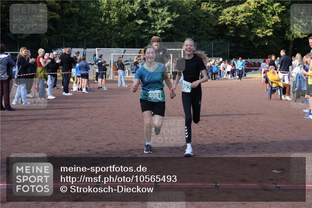 27.09.2026 - 35. Volkslauf durch das schöne Alstertal Strokosch-Dieckow http://msf.ph/oto/10565493 27.09.2026 11:10:51 Ziel 3272, 4081, 4092 meine-sportfotos.de