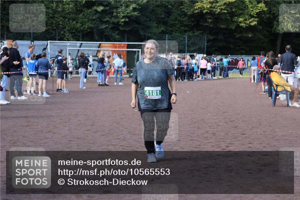 27.09.2026 - 35. Volkslauf durch das schöne Alstertal Strokosch-Dieckow http://msf.ph/oto/10565553 27.09.2026 11:10:36 Ziel 4181 meine-sportfotos.de