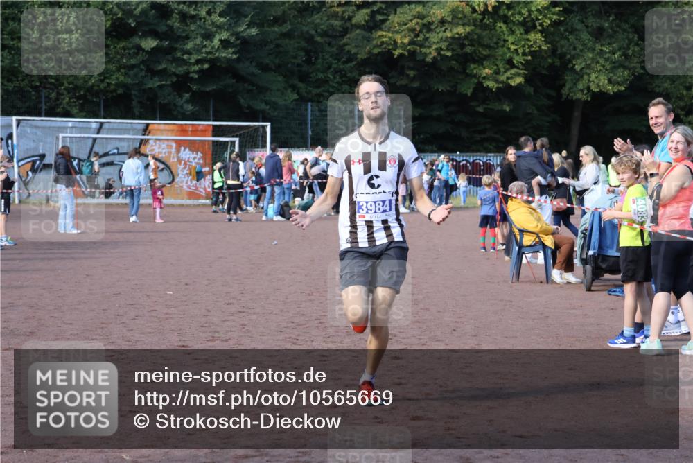27.09.2026 - 35. Volkslauf durch das schöne Alstertal Strokosch-Dieckow http://msf.ph/oto/10565669 27.09.2026 11:09:05 Ziel 3984 meine-sportfotos.de