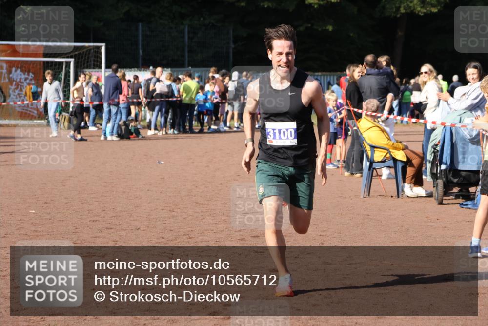 27.09.2026 - 35. Volkslauf durch das schöne Alstertal Strokosch-Dieckow http://msf.ph/oto/10565712 27.09.2026 11:08:44 Ziel 3100 meine-sportfotos.de