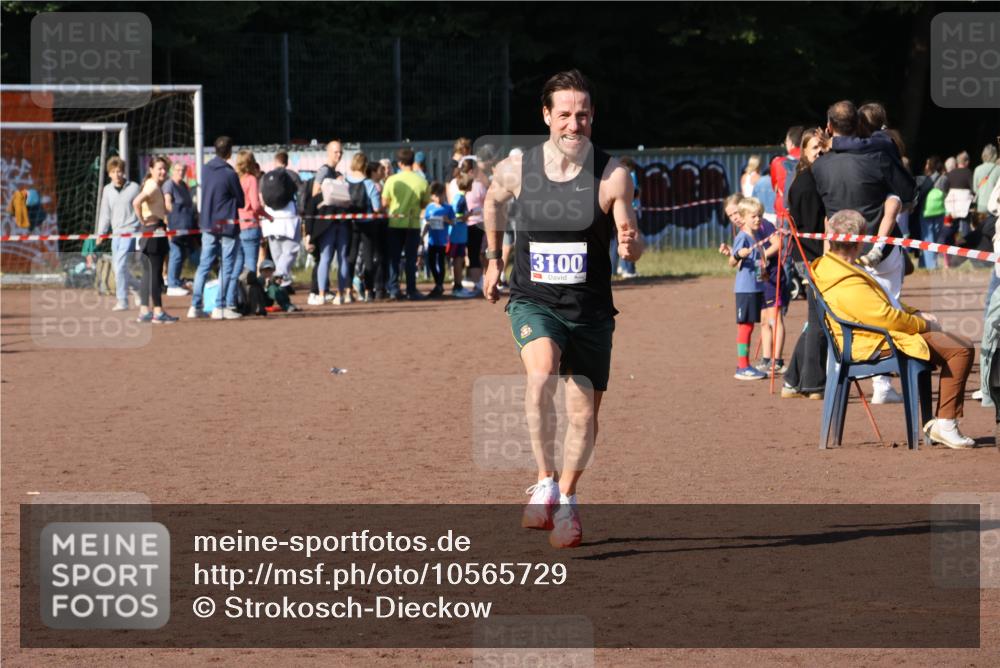 27.09.2026 - 35. Volkslauf durch das schöne Alstertal Strokosch-Dieckow http://msf.ph/oto/10565729 27.09.2026 11:08:44 Ziel 3100 meine-sportfotos.de