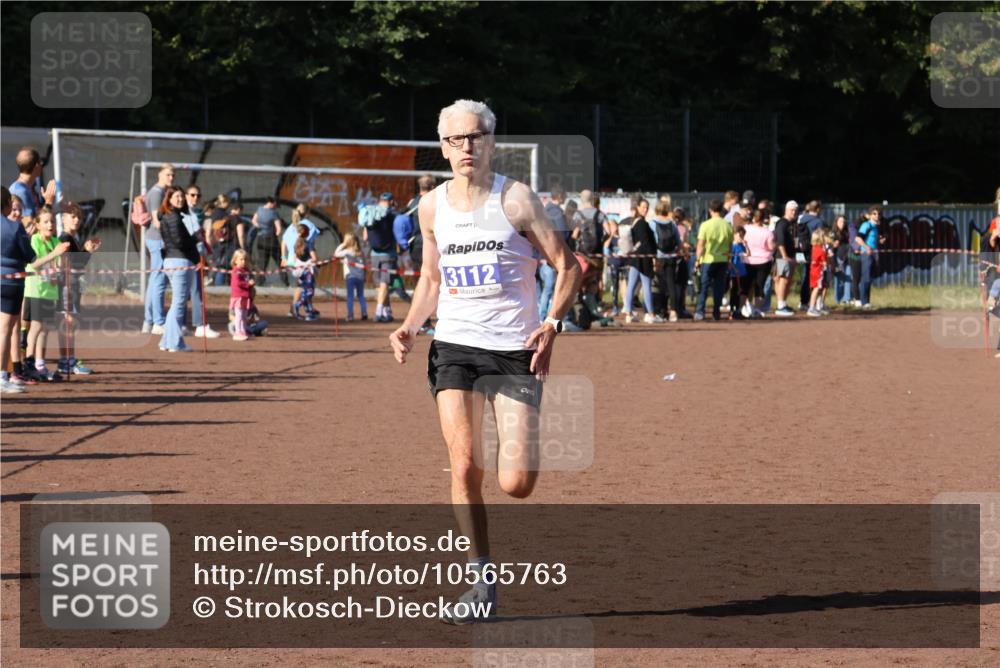 27.09.2026 - 35. Volkslauf durch das schöne Alstertal Strokosch-Dieckow http://msf.ph/oto/10565763 27.09.2026 11:08:16 Ziel 3112, 4112 meine-sportfotos.de