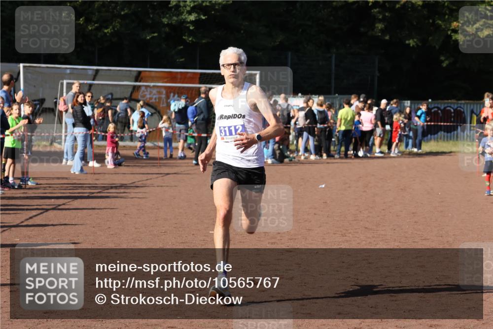 27.09.2026 - 35. Volkslauf durch das schöne Alstertal Strokosch-Dieckow http://msf.ph/oto/10565767 27.09.2026 11:08:16 Ziel 3112, 4112 meine-sportfotos.de