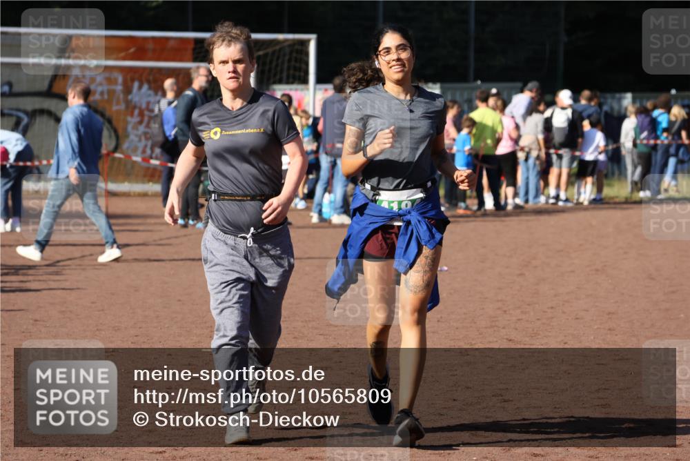 27.09.2026 - 35. Volkslauf durch das schöne Alstertal Strokosch-Dieckow http://msf.ph/oto/10565809 27.09.2026 11:07:25 Ziel 4046, 4184, 4194 meine-sportfotos.de
