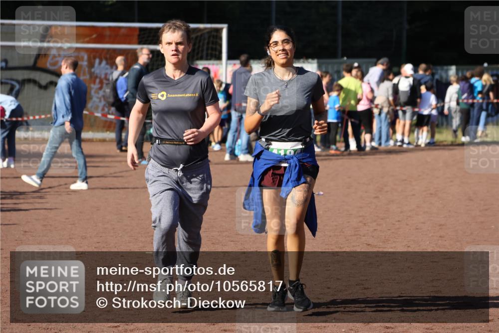 27.09.2026 - 35. Volkslauf durch das schöne Alstertal Strokosch-Dieckow http://msf.ph/oto/10565817 27.09.2026 11:07:24 Ziel 4046, 4184, 4194 meine-sportfotos.de